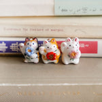 Maneki neko calico with a flower pendant