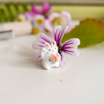 Maneki neko white with a flower pendant