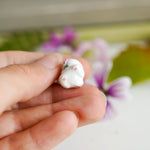 Maneki neko white with a flower pendant