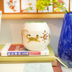 Porcelain vase with leopards