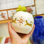 Porcelain vase with leopards