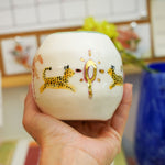 Porcelain vase with leopards