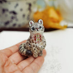 Snow Leopard - hold my leaf - figurine