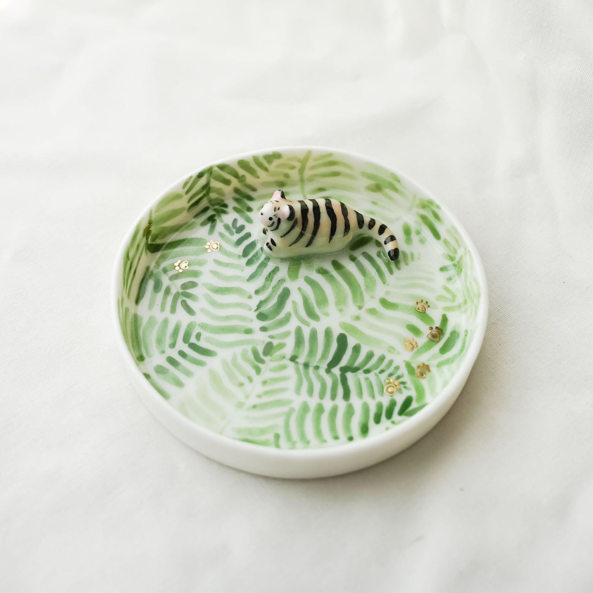 Jewelry tray with a tiger in a jungle