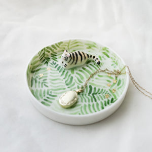 Jewelry tray with a tiger in a jungle