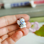Maneki neko calico with a flower pendant