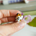 Maneki neko calico with a flower pendant